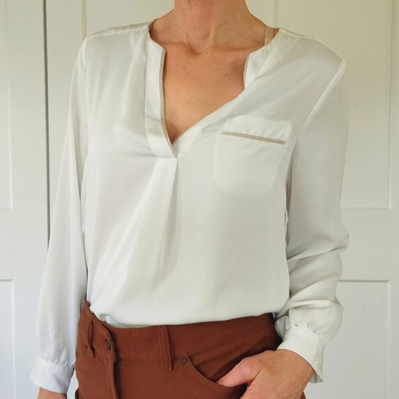 H&M Tops - 💕3/$40 H&M Silky Split V Neck Popover Blouse White Khaki Size 8